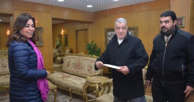محافظ دمياط تسلم عقود بيع أراضى تقنين وضع اليد