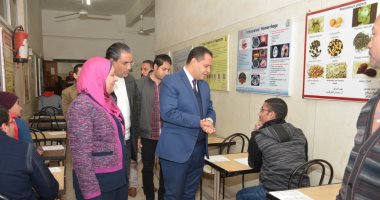 صور.. نائب رئيس جامعة أسيوط يتفقد عمل لجان الامتحانات الإلكترونية بكلية الطب