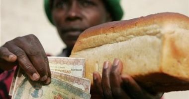 شرطة زيمبابوى تطلق الغاز المسيل للدموع لتفريق طابور على الخبز