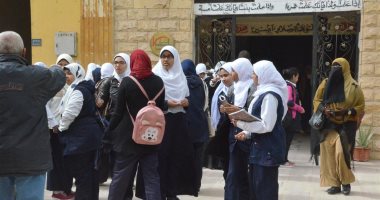 صور.. طالبات الثانوية بالأقصر يشيدن بنظام الامتحانات: يبعدنا عن الحفظ