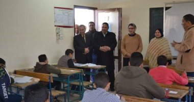 صور.. نائب محافظ الوادى الجديد ومدير التعليم يتابعان امتحان الشهادة الإعدادية