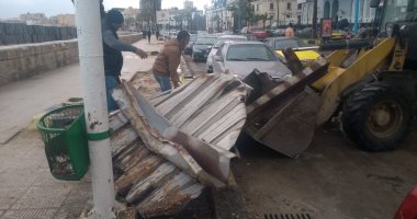 صور.. رفع صاج حديد تسبب فى إتلاف سيارتين بالإسكندرية سقط لسوء الطقس