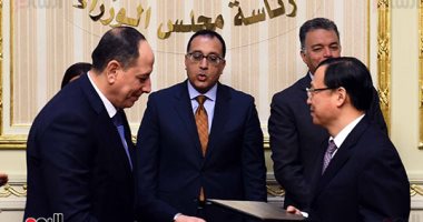 صور.. رئيس الوزراء يشهد توقيع العقد التمويلى النهائى لمشروع القطار الكهربائى للعاصمة الإدارية 