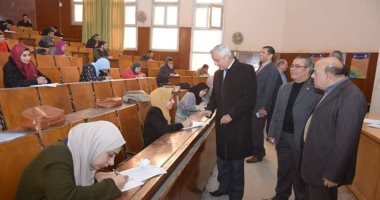 صور.. رئيس جامعة المنوفية يتفقد امتحانات كلية العلوم