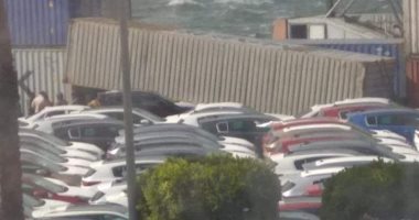 سقوط حاوية على 4 سيارات داخل ميناء الإسكندرية بسبب شدة الرياح