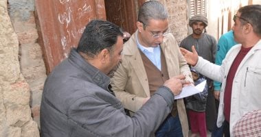 محافظ سوهاج يتفقد قرية "بناويط" ويستمع إلى مطالب الأهالى