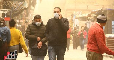  بالكوفية والكمامة والشال.. المصريون يواجهون العاصفة الترابية