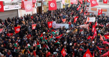 قبل الانتخابات الرئاسية بتونس: مواجهات بين الحكومة و اتحاد العمال تنتظر من يحسمها..  توقعات بتصاعد  المواجهات بين الجانبين  بحلول شهر يوليو القادم بالتزامن مع استئناف مفاوضات " الوظيفة العمومية "