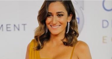 أمينة خليل تعود لمقاعد الدراسة وتوجه نصيحة لطلاب الجامعة الامريكية بدبى