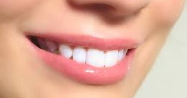 صحتك فى وصفة.. العسل وزيت اللوز لنعومة ونضارة الشفتين فى الشتاء