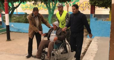 صور.. رجال الشرطة بشمال سيناء يسجلون مواقف إنسانية فى انتخابات الإعادة 