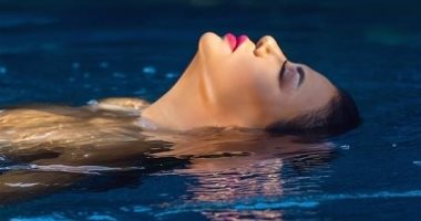 رانيا يوسف .. تتحدى البرد بـ "المايوه "  فى "فوتوسيشن" جديد 