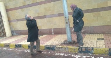 صور.. أحياء الإسكندرية تكثف أعمال رفع مخلفات موجة الطقس السيئ