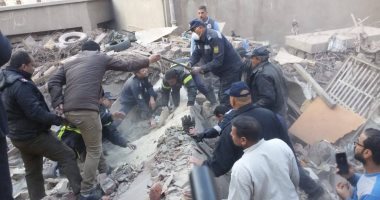 صور.. محافظ أسيوط يوجه بتشكيل لجنة لفحص المنازل المجاورة للعقار المنهار