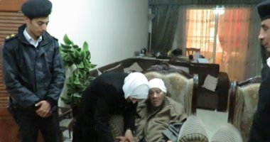 فيها حاجة حلوة.. الداخلية ترسل ضباط لاستخراج فيش لمسن بمنزله