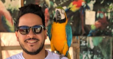 البغبغان صمم إنه يتصور معايا.. شاهد صورة طريفة للفنان كريم عفيفى
