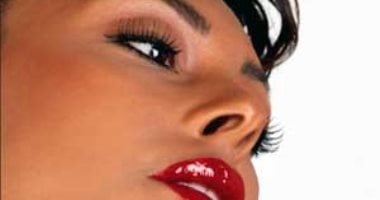 الحل بسيط.. 6 حيل بالمكياج هتساعدك على إخفاء عيوب الوش المدور