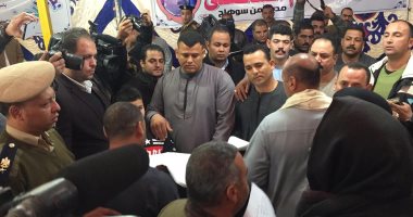 شاهد محافظ سوهاج ومدير الأمن يترأسان جلسة صلح عائلتين قبطيتين بحضور 5000 مواطن