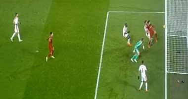 شاهد.. محمد صلاح يسابق الزمن بهدفه التاريخى فى الدوري الإنجليزي