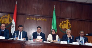 محافظ القليوبية يجتمع بمتعهدى جمع القمامة بشبرا الخيمة