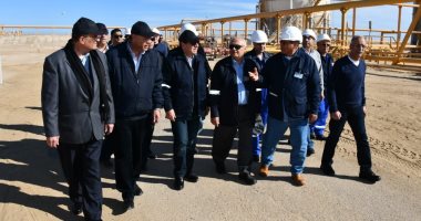 وزير البترول يتفقد مواقع حقول إنتاج شركات السويس للزيت