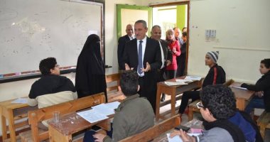 محافظ الإسماعيلية يتفقد لجان إمتحانات نصف العام الدراسي للشهادة الإعدادية