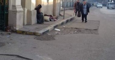 "إحنا معاك".. قارئ يشارك بصورة مشرد ينام فى العراء بميدان الجيزة 