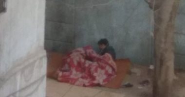 "إحنا معاك".. قارئ يشارك بصورة لمشرد بشارع محمود بدر الدين خلف نادى الترسانة