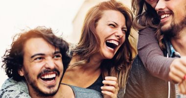 ليه لازم ترتبطي براجل "فرفوش"؟!.. الطب بيقدملك 6 أسباب حتمية لجوازك منه.. أذكى من المكشرين.. فرفشته رزق بتظبطلك الضغط وتحسن مودك.. بيعزز صحة المخ وحركة العضلات.. ونصيحة للستات: اختاريه بيضحك تكسبي صحتك