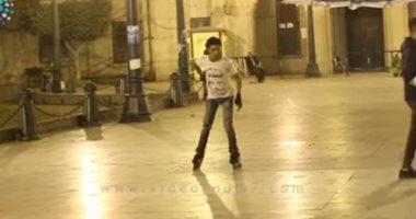 فكك من الدنيا والعب باتيناج.. رصيف مجمع التحرير ملعب و"التدريب مجانا"