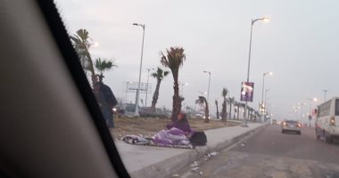"إحنا معاك".. سيدة عجوز تفترش الشارع بميدان جهينة فى 6 أكتوبر