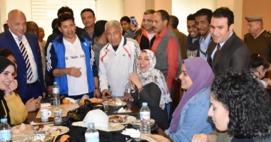 وزير الشباب يتفقد معسكر الشباب والصالة المغطاة والمدينة الشبابية