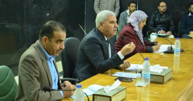 محافظ مطروح يبحث مع الجهاز التنفيذي الاستعداد المبكر لموسم الصيف السياحي