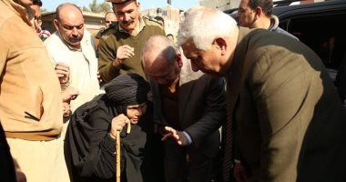 مسنة لمحافظ كفر الشيخ: "عاوزة بطانية".. والمحافظ يصرف 500 بطانية لقريتها