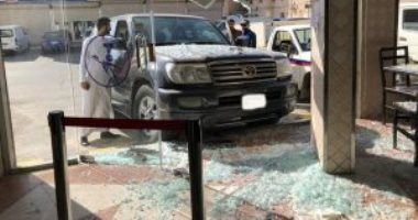 فيديو وصور .. نجاة سعودى بأعجوبة بعد اقتحام سيدة واجهة مطعم بسيارتها