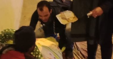 تضامن الجيزة تقدم مساعدات لـ16 شخصا بلا مأوى وتدخلهم دور رعاية.. صور