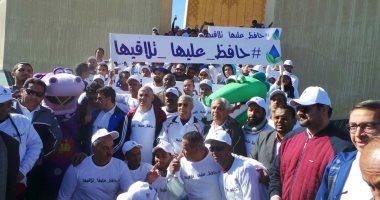 صور تذكارية لوزيرى الرى والشباب مع المشاركين بماراثون أبناء النيل فى أسوان