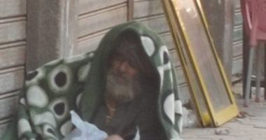 "إحنا معاك".. مسن يفترش الأرض على رصيف شارع العروبة فى الهرم