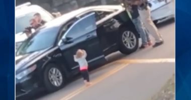 فيديو.. طفلة أمريكية تستسلم للشرطة بعد اعتقال والدها 