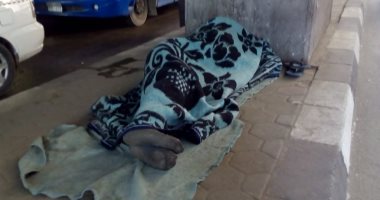 "إحنا معاك".. قارئ يشارك بحالة "رجل مسن" تحت كوبرى اكتوبر بشارع الجلاء