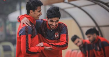 وصلة هزار بين عمرو جمال وأيمن أشرف فى مران الأهلى