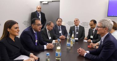 صور.. رئيس الوزراء يبحث مع الرئيس التنفيذى لشركة آبل ضخ استثمارات مباشرة بمصر 