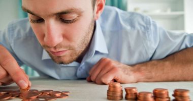 قبل ما ترتبطى بيه.. 7 علامات هتقولك الراجل ده بخيل ولا كريم