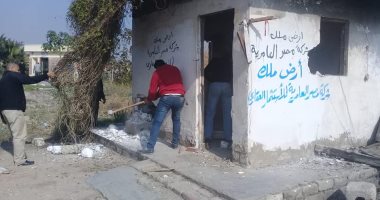 صور.. إزالة اشغالات على حرم السكة الحديد غرب الإسكندرية