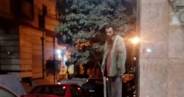قارئ يشارك بصورة مشرد فى تقسيم العلمين أمام محطة مياه طلخا بالدقهلية