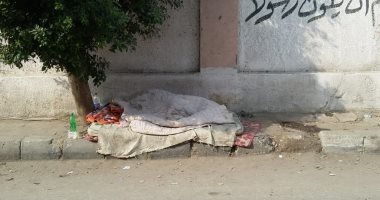 "إحنا معاك".. قارئ يشارك بصورة مشرد ينام أمام سور محطة مترو السيدة زينب