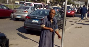 "إحنا معاك".. قارئ يشارك بصورة مسن بلا مأوى أمام كلية تجارة جامعة عين شمس