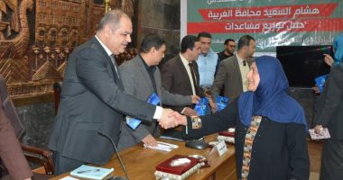 محافظ الغربية يشهد حفل توزيع أجهزة طبية وشهادات أمان على المستحقين 