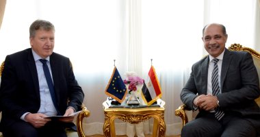 وزير الطيران المدنى  يلتقى مفوض الاتحاد الأوروبى بمصر لبحث التعاون المشترك 