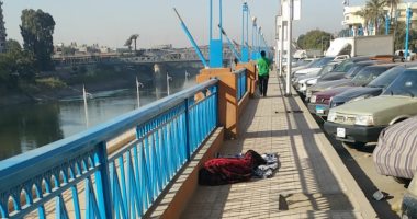 "إحنا معاك".. قارئ يشارك بصورة مشرد ينام بشارع أحمد حسن الباقورى فى أسيوط